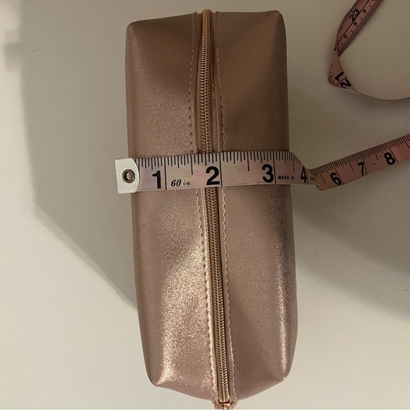 Elizabeth Arden One and Only Make Up Bag - Picture 4 of 6